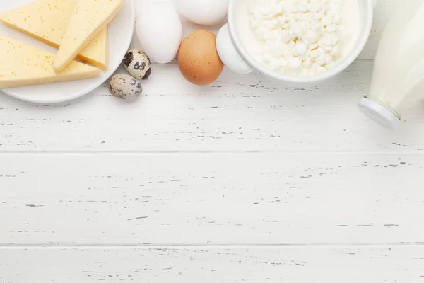 Milchprodukte Milch Hütte Käse Und Eier Auf Einem Holztisch Draufsicht — Stockfoto