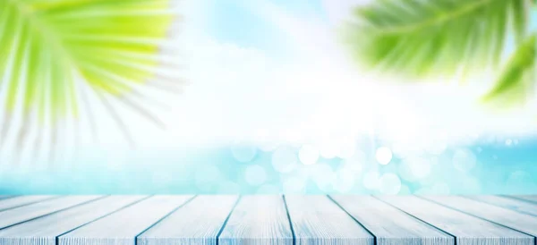 Letní Tropické Moře Prázdným Dřevěným Stolem Palmovými Listy Třpytivými Vlnami — Stock fotografie