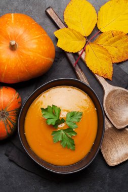 Taş zemin üzerinde balkabağı sebze çorbası. Üst Manzara. Düz yatıyordu