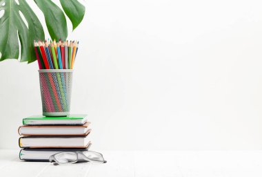 Ofis masası çalışma masası, malzeme ve gözlüklerle dolu. Metnin için kopyalama alanı ile