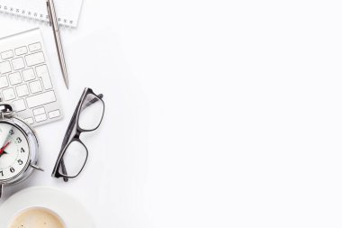 Ofis masasında bilgisayar, malzeme, kahve ve çalar saat var. Sabah ya da teslim tarihi konsepti. Metnin için en üstte boşluk var. Düz yatıyordu