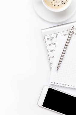 Ofis masasında bilgisayar, akıllı telefon, malzeme ve kahve var. Metnin ya da uygulaman için en üstteki görünüm. Düz yatıyordu