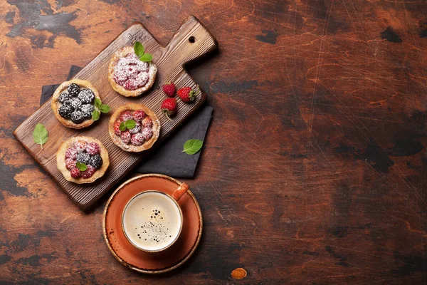 Állítsa Édes Süteményeket Bogyókkal Kávéscsészével Táblán Eper Málna Szeder Felülnézet — Stock Fotó