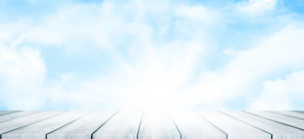 Tavolo Legno Vuoto Davanti Cielo Azzurro Soleggiato Ampio Sfondo Modello — Foto Stock