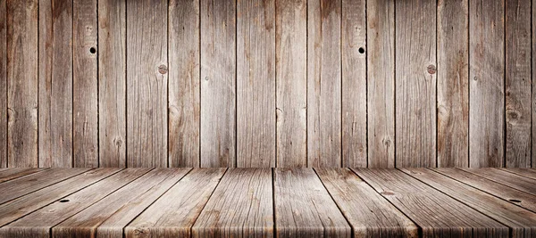 Dřevěný Stůl Před Dřevěnou Stěnou Kopírovacím Prostorem Pro Zobrazení Výrobku — Stock fotografie