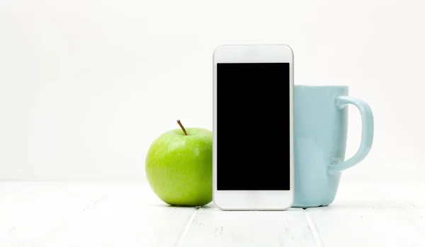 工作台桌上有智能手机 咖啡杯和苹果 背景是白色的 为您的文字或应用程序留出空间 — 图库照片