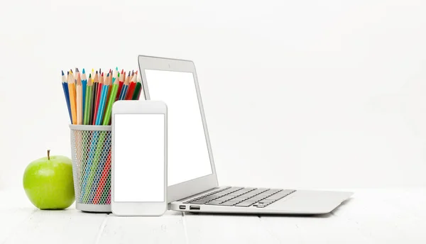 Biurowy Stół Biurkowy Laptopem Smartfonem Zapasami Jabłkiem Białym Tle Miejscem — Zdjęcie stockowe