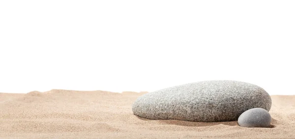 砂の上に海の小石 白い背景に隔離されている バランスと調和の概念 — ストック写真