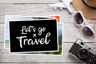 Seyahat konsepti. Tatil fotoğrafları, uçak oyuncakları, kamera ve güneş gözlüğü. Üst görünüm düzlüğü kopyalama alanı ile yatıyordu