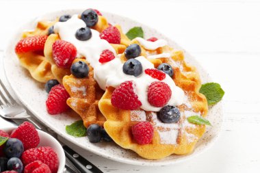 Dondurma ve yaz meyveli leziz Belçika waffle 'ları. Kopyalama alanı ile