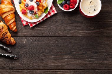 Dondurma, yaz meyvesi ve kahvaltı kahveli leziz Belçika waffle 'ları. Kopyalama alanı olan üst görünüm