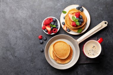 Kahvaltıda meyveli ve kahveli nefis ev yapımı krepler. Kopyalama alanı olan üst görünüm