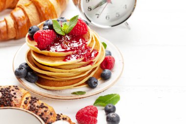 Kahvaltıda meyveli ve kahveli nefis ev yapımı krepler. Kopyalama alanı ile