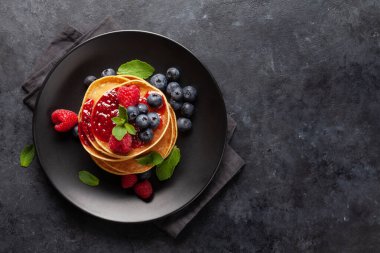 Kahvaltı için böğürtlenli nefis ev yapımı krepler. Kopyalama alanı olan üst görünüm