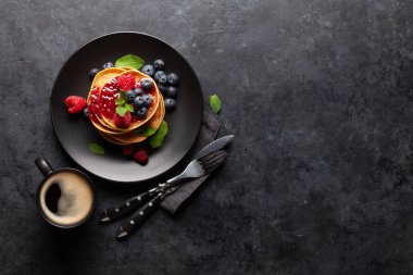 Kahvaltıda meyveli ve kahveli nefis ev yapımı krepler. Kopyalama alanı olan üst görünüm