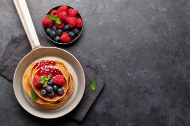 Yaz meyveleri ve reçelli nefis ev yapımı krepler. Kopyalama alanı olan üst görünüm