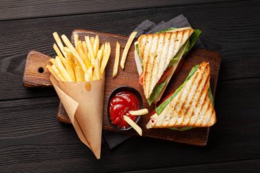 Patates kızartması ve kulüp sandviçi. Fast food servisi. Üst görünüm