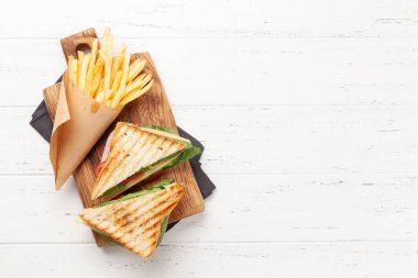 Patates kızartması ve kulüp sandviçi. Fast food servisi. Kopyalama alanı olan üst görünüm