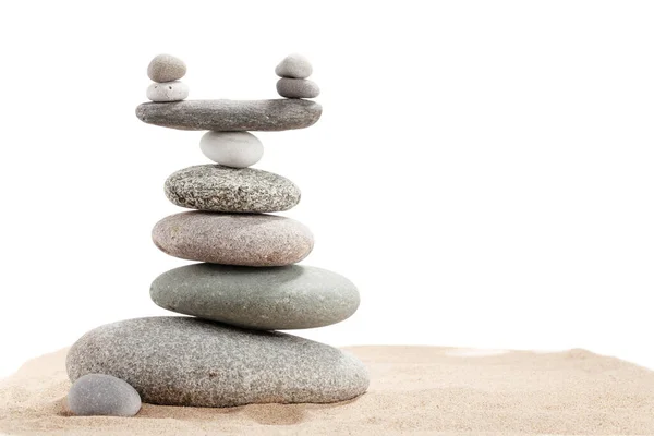 Pyramide Aus Meeressteinen Vereinzelt Auf Weißem Hintergrund Life Balance Und — Stockfoto