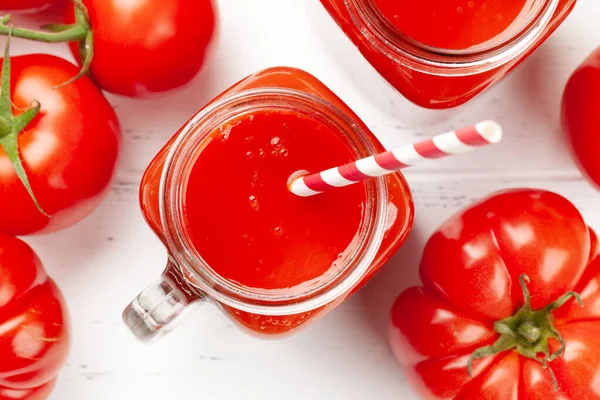 Fresh Tomato Juice Ripe Tomatoes Wooden Table Top View Closeup — Stock Photo, Image