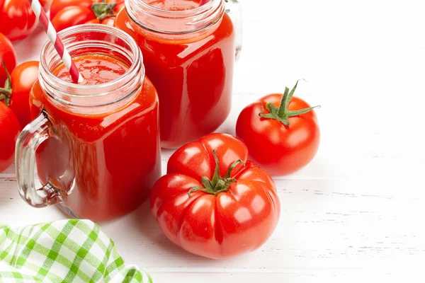 Verse Tomatensap Rijpe Tomaten Houten Tafel Met Kopieerruimte — Stockfoto