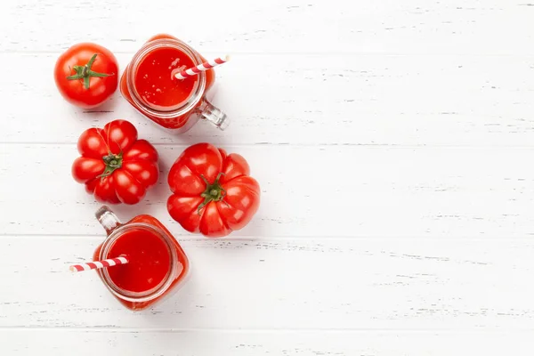 Frischer Tomatensaft Und Reife Tomaten Auf Einem Holztisch Draufsicht Mit — Stockfoto