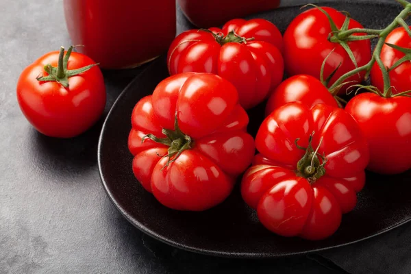 Succo Pomodoro Fresco Pomodori Maturi Sul Tavolo Pietra — Foto Stock