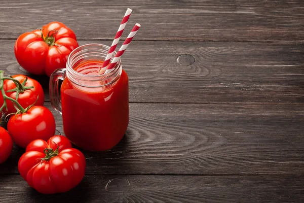Fersk Tomatjuice Modne Tomater Trebord Med Kopieringsrom – stockfoto