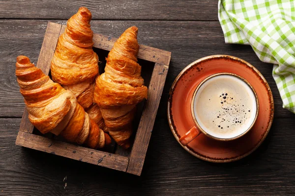 Kaffe Och Croissanter Träbord Ovanifrån Närbild — Stockfoto