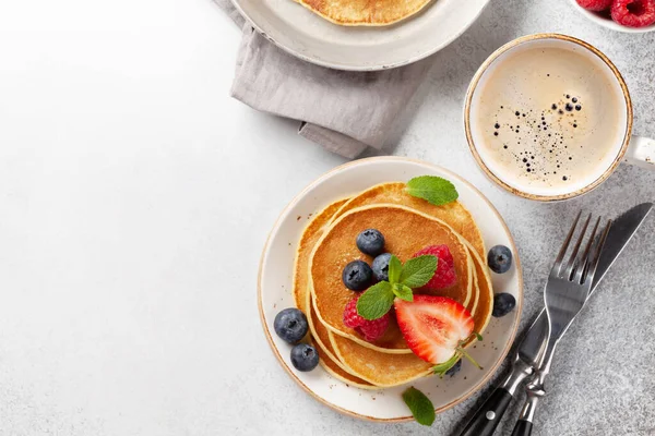 Leckere Hausgemachte Pfannkuchen Mit Sommerbeeren Und Kaffee Zum Frühstück Morgenmahlzeit — Stockfoto