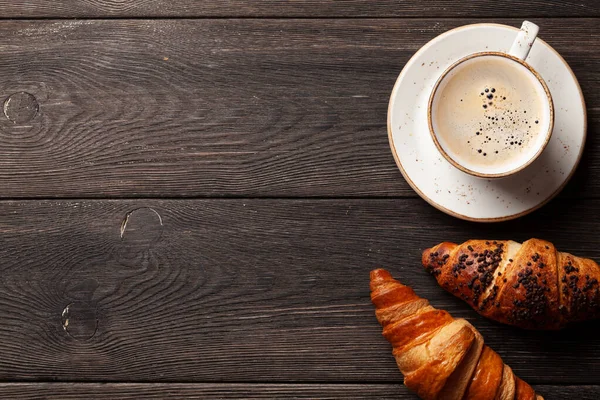 Kaffee Und Croissants Auf Einem Holztisch Draufsicht Mit Kopierraum — Stockfoto