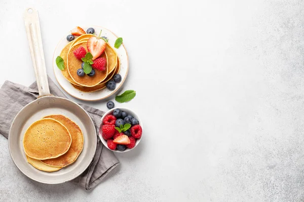 Läckra Hembakade Pannkakor Med Sommarbär Till Frukost Morgonmåltid Ovanifrån Med — Stockfoto