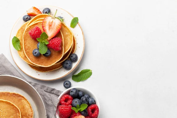 Läckra Hembakade Pannkakor Med Sommarbär Till Frukost Ovanifrån Med Kopieringsutrymme — Stockfoto