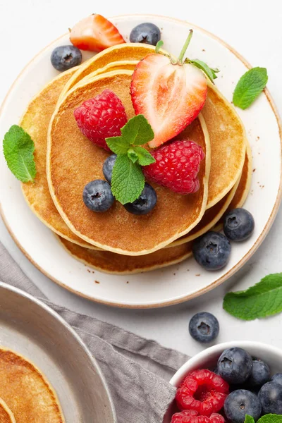 Läckra Hembakade Pannkakor Med Sommarbär Till Frukost Ovanifrån Närbild — Stockfoto