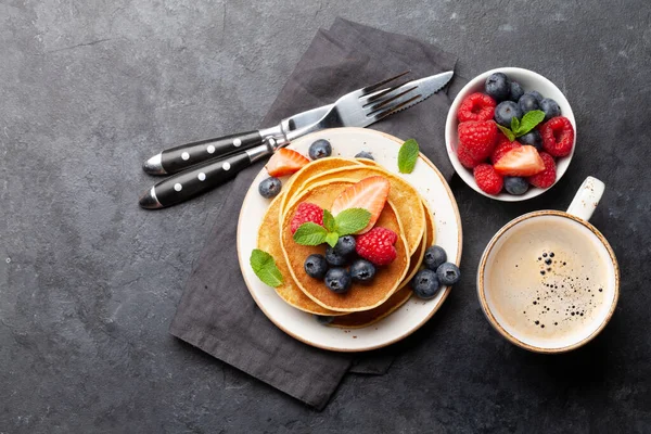 Läckra Hembakade Pannkakor Med Sommarbär Och Kaffe Till Frukost Ovanifrån — Stockfoto