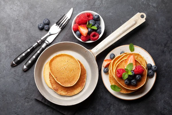 Heerlijke Zelfgemaakte Pannenkoeken Met Zomerbessen Als Ontbijt Bovenaanzicht — Stockfoto