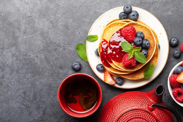 Köstliche Hausgemachte Pfannkuchen Mit Sommerbeeren Und Tee Zum Frühstück Draufsicht — Stockfoto