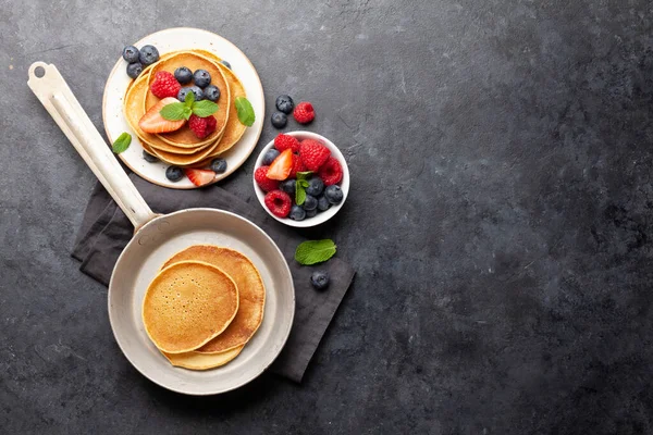 Heerlijke Zelfgemaakte Pannenkoeken Met Zomerbessen Bovenaanzicht Met Kopieerruimte — Stockfoto