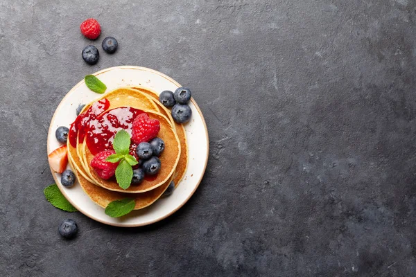 Köstliche Hausgemachte Pfannkuchen Mit Sommerbeeren Und Marmelade Zum Frühstück Draufsicht — Stockfoto