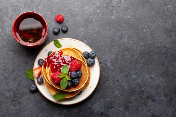 Köstliche Hausgemachte Pfannkuchen Mit Sommerbeeren Und Tee Zum Frühstück Draufsicht — Stockfoto