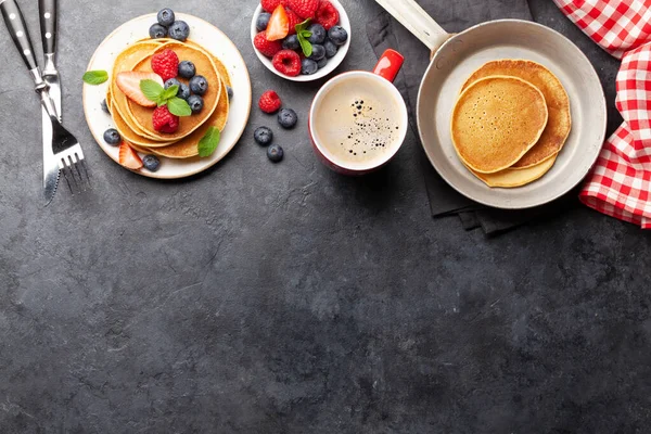 Leckere Hausgemachte Pfannkuchen Mit Sommerbeeren Und Marmelade Und Kaffee Zum — Stockfoto