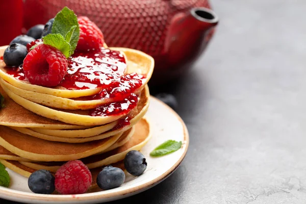 Heerlijke Zelfgemaakte Pannenkoeken Met Zomerbessen Thee Als Ontbijt Met Kopieerruimte — Stockfoto