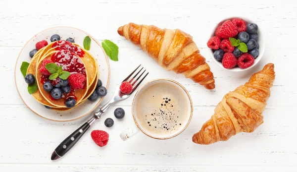 Deliziose Frittelle Fatte Casa Con Bacche Estive Marmellata Croissant Caffè — Foto Stock