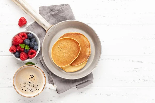 Läckra Hembakade Pannkakor Med Sommarbär Och Kaffe Till Frukost Ovanifrån — Stockfoto