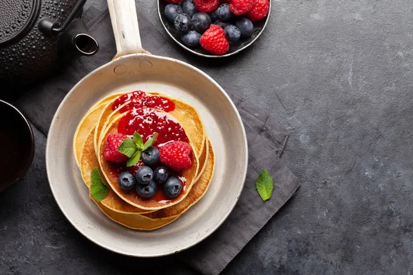 Köstliche Hausgemachte Pfannkuchen Mit Sommerbeeren Zum Frühstück Draufsicht Mit Kopierraum — Stockfoto