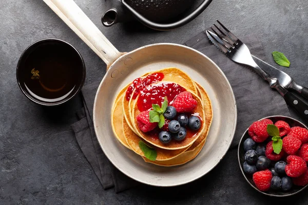 Heerlijke Zelfgemaakte Pannenkoeken Met Zomerbessen Thee Als Ontbijt Bovenaanzicht — Stockfoto