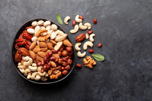 Varias Nueces Una Mesa Piedra Oscura Vista Superior Plano Con —  Fotos de Stock