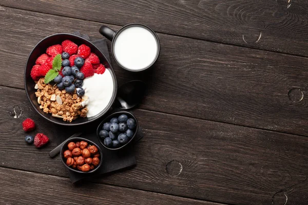 Petit Déjeuner Sain Avec Granola Maison Avec Yaourt Baies Fraîches — Photo