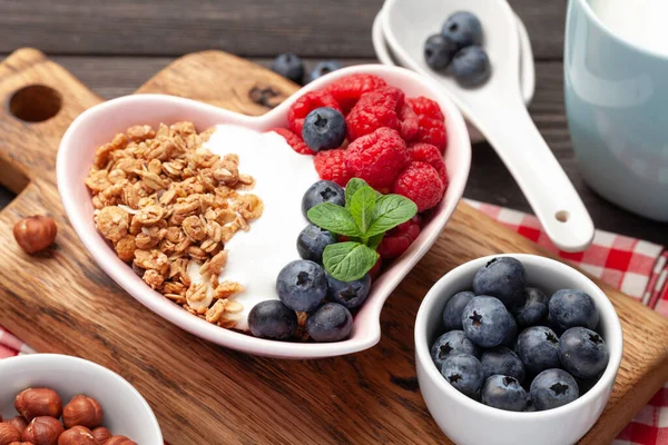 ヨーグルトと新鮮なベリーと自家製グラノーラと健康的な朝食 — ストック写真