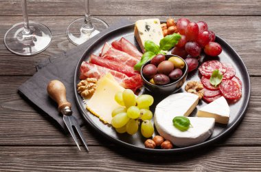 Peynir, et, üzüm ve zeytinli antipasto. İştah açıcı seçim tabağı